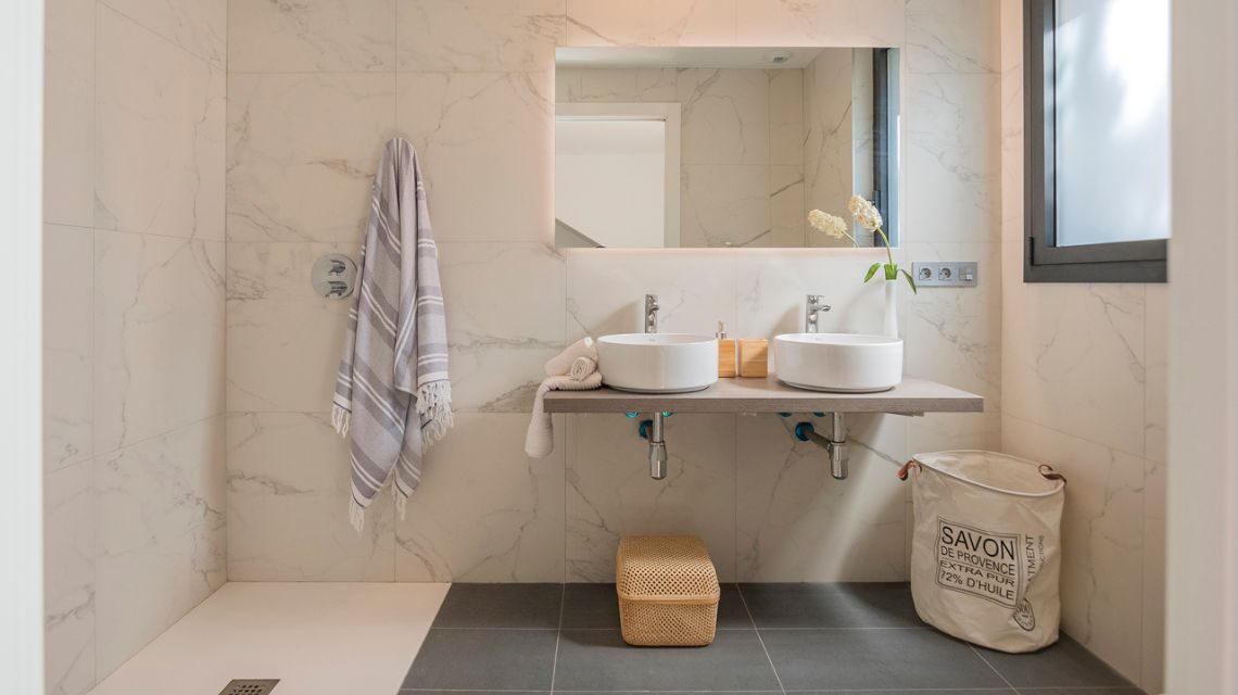 Baño completo de piso bajo en Barcelona, calle Frederic Rahola, recinto exclusivo. A la venta.