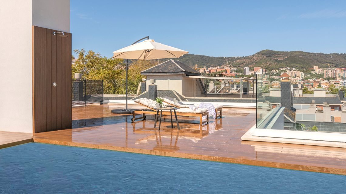 Piso de nueva construcción, altura bajo, en Barcelona. Calle Frederic Rahola 43-45. Azotea con piscina.
