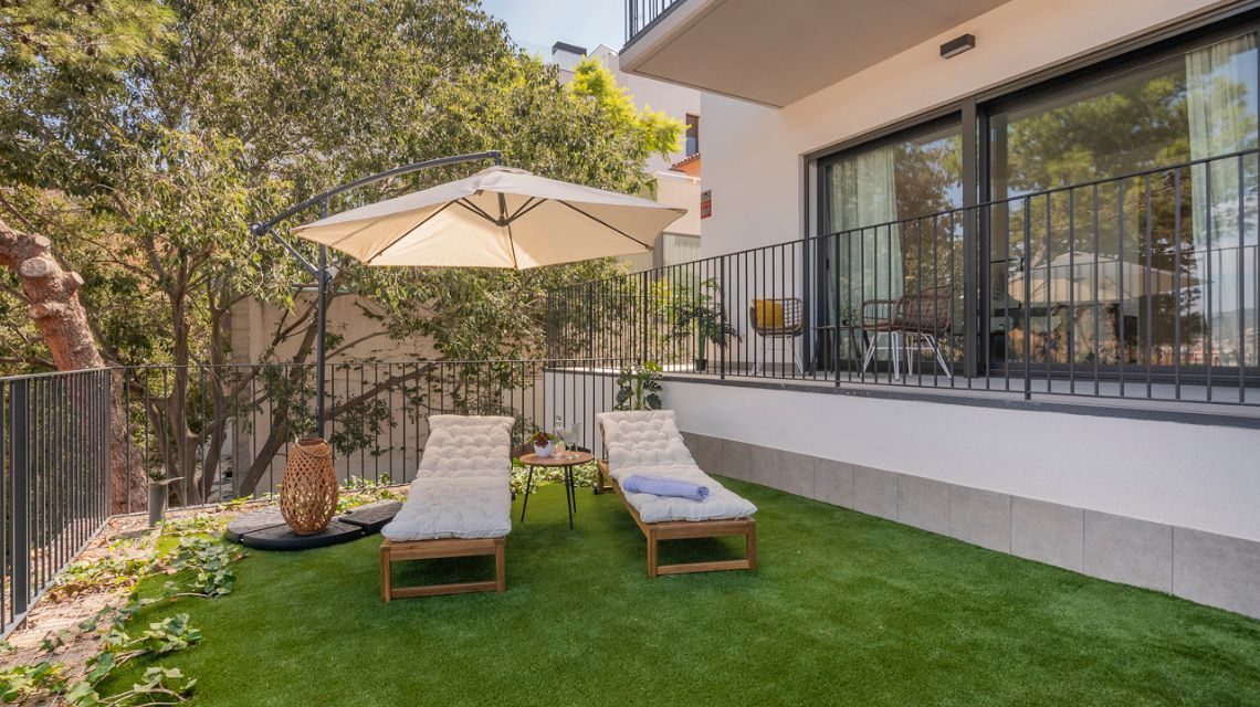 Nueva obra de viviendas en Barcelona. Calle Frederic Rahola 43-45. Terraza del apartamento en piso bajo.