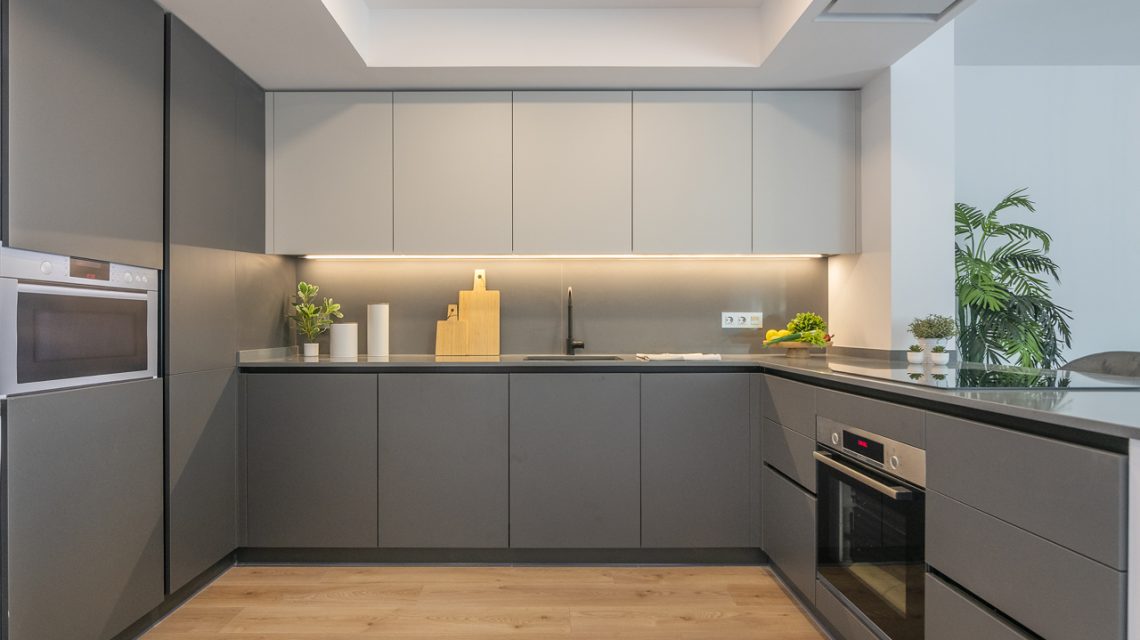 cocina de piso a estrenar en Horta Guinardó, Barcelona. Apartamento de piso bajo.