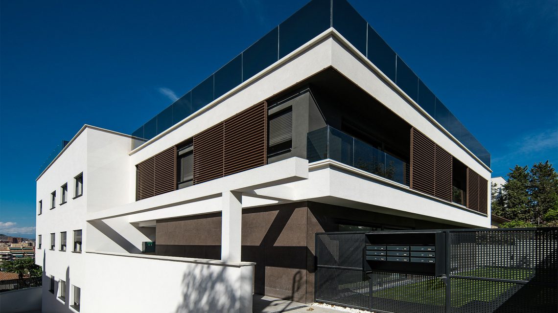 exterior de la nueva obra de Frederic Rahola, en la ciudad de Barcelona. Pisos exclusivos, de nueva obra.