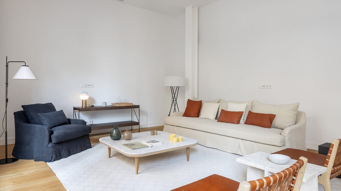 Dúplex en venta en Eixample Dret, Girona 34. Invierte en Barcelona. Planta baja con jardín y balcones.