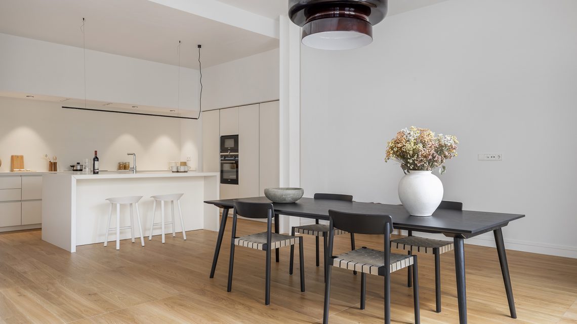 Dúplex en venta en Eixample Dret, Girona 34. Invierte en Barcelona. Planta baja con jardín y balcones.