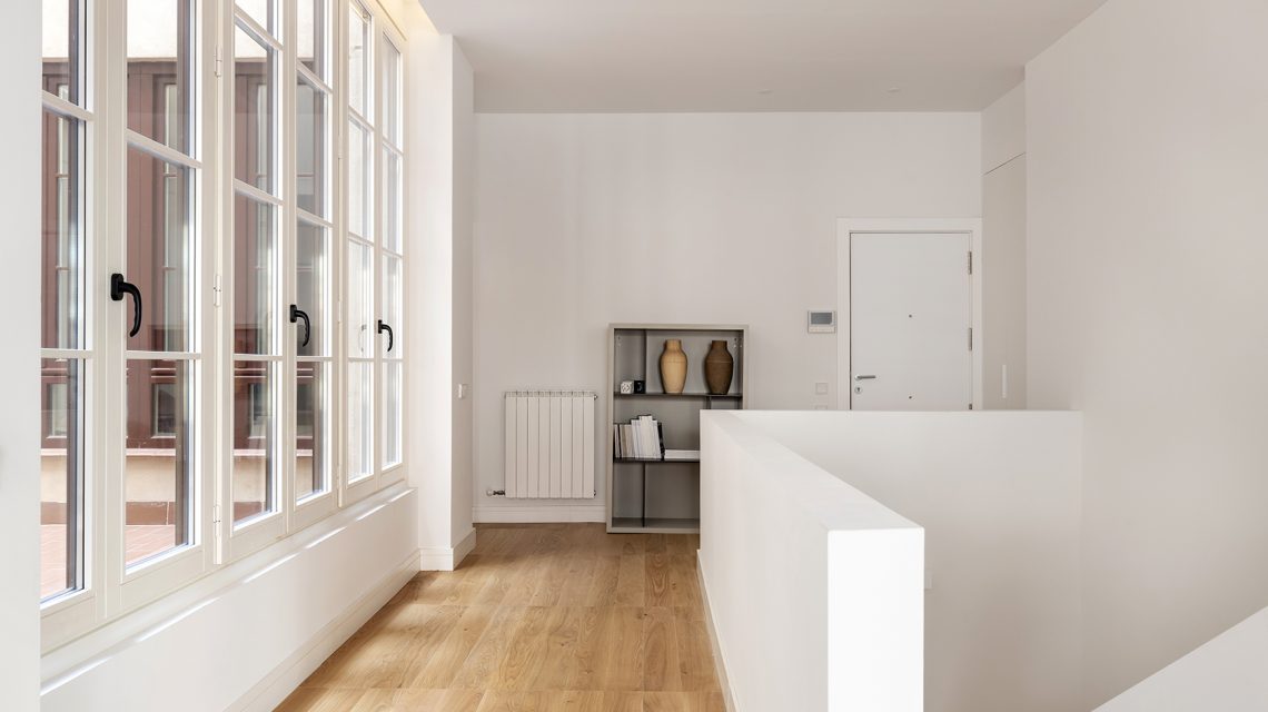 Dúplex en venta en Eixample Dret, Girona 34. Invierte en Barcelona. Planta baja con jardín y balcones.