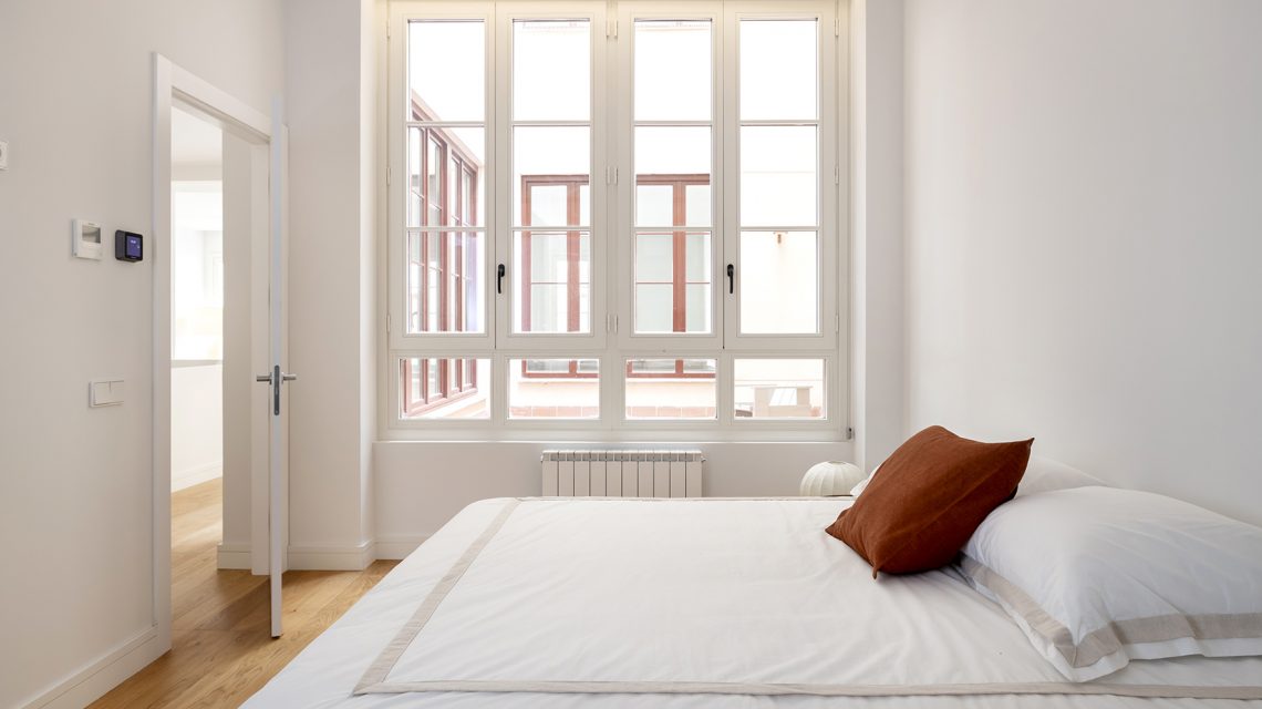Dúplex en venta en Eixample Dret, Girona 34. Invierte en Barcelona. Planta baja con jardín y balcones.