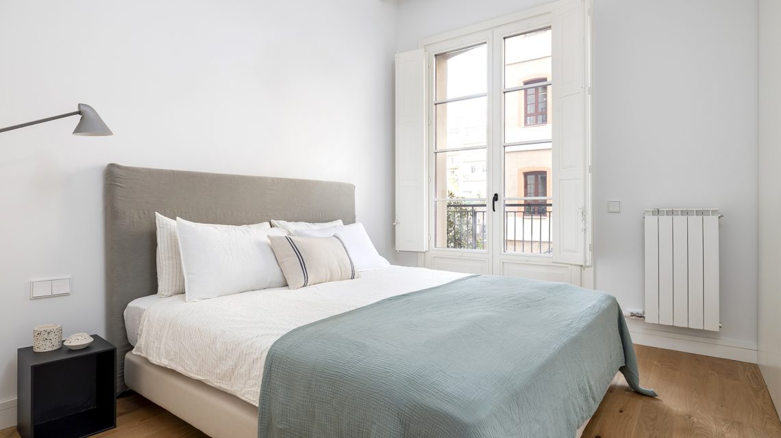 Dúplex en venta en Eixample Dret, Girona 34. Invierte en Barcelona. Planta baja con jardín y balcones.