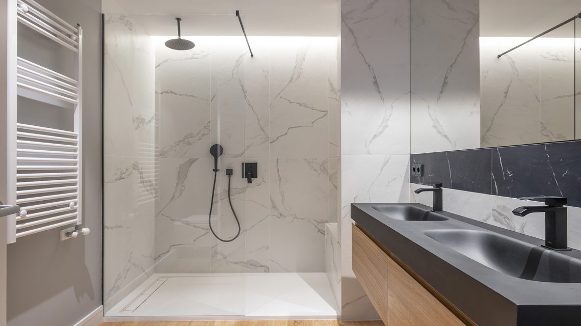 Dúplex en venta en Eixample Dret, Girona 34. Invierte en Barcelona. Planta baja con jardín y balcones.