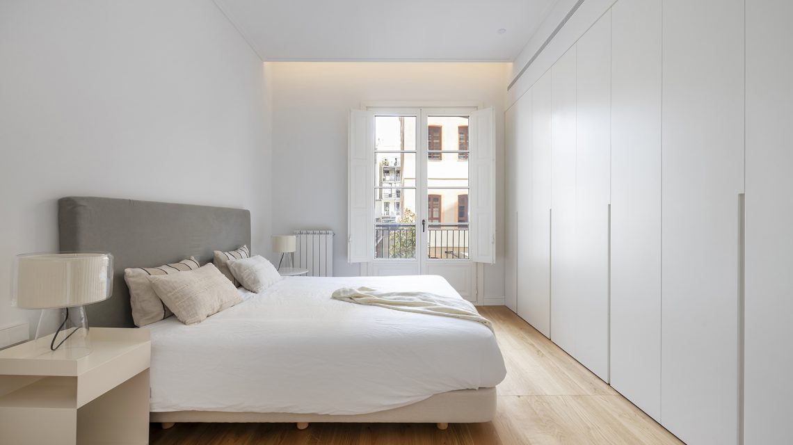 Dúplex en venta en Eixample Dret, Girona 34. Invierte en Barcelona. Planta baja con jardín y balcones.