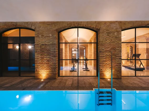pisos-en-la-eixample-zona-comun-piscina2.webp
